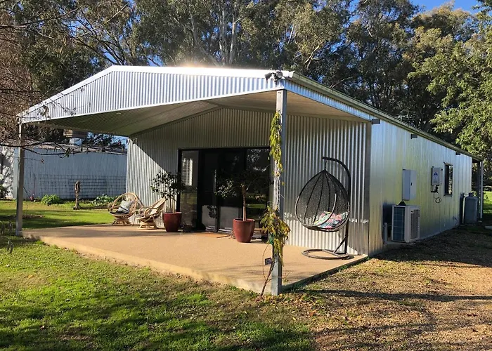 Oak Lane Guest House & Farm Stay